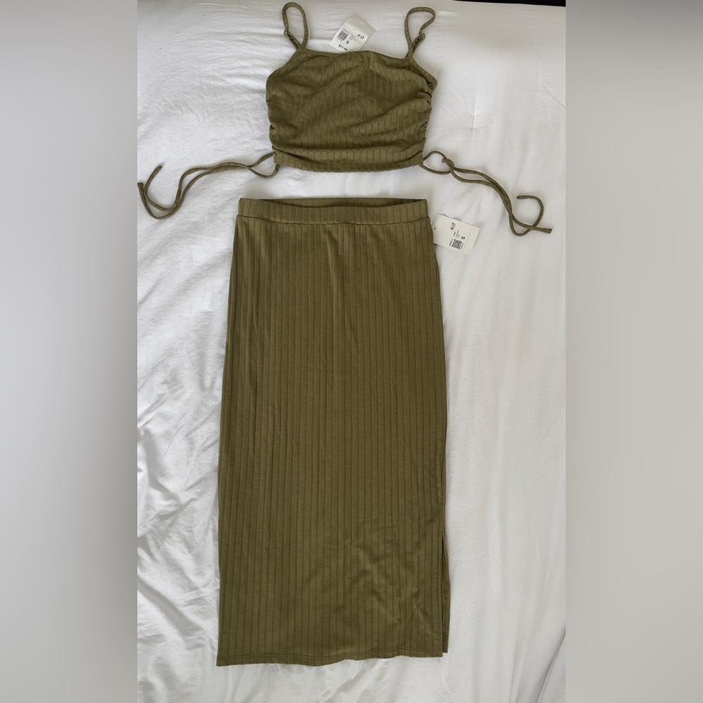 Forever 21 2-Piece Olive Set!! 💚🫒